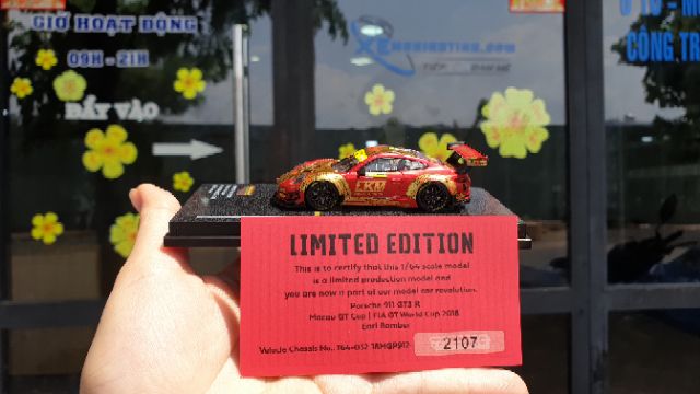 Xe Mô Hình Porsche 911 GT3 R Macau GT Cup Fia GT World Cup 2018 Earl Bamber 1:64 Tarmac Works ( Vàng đỏ )