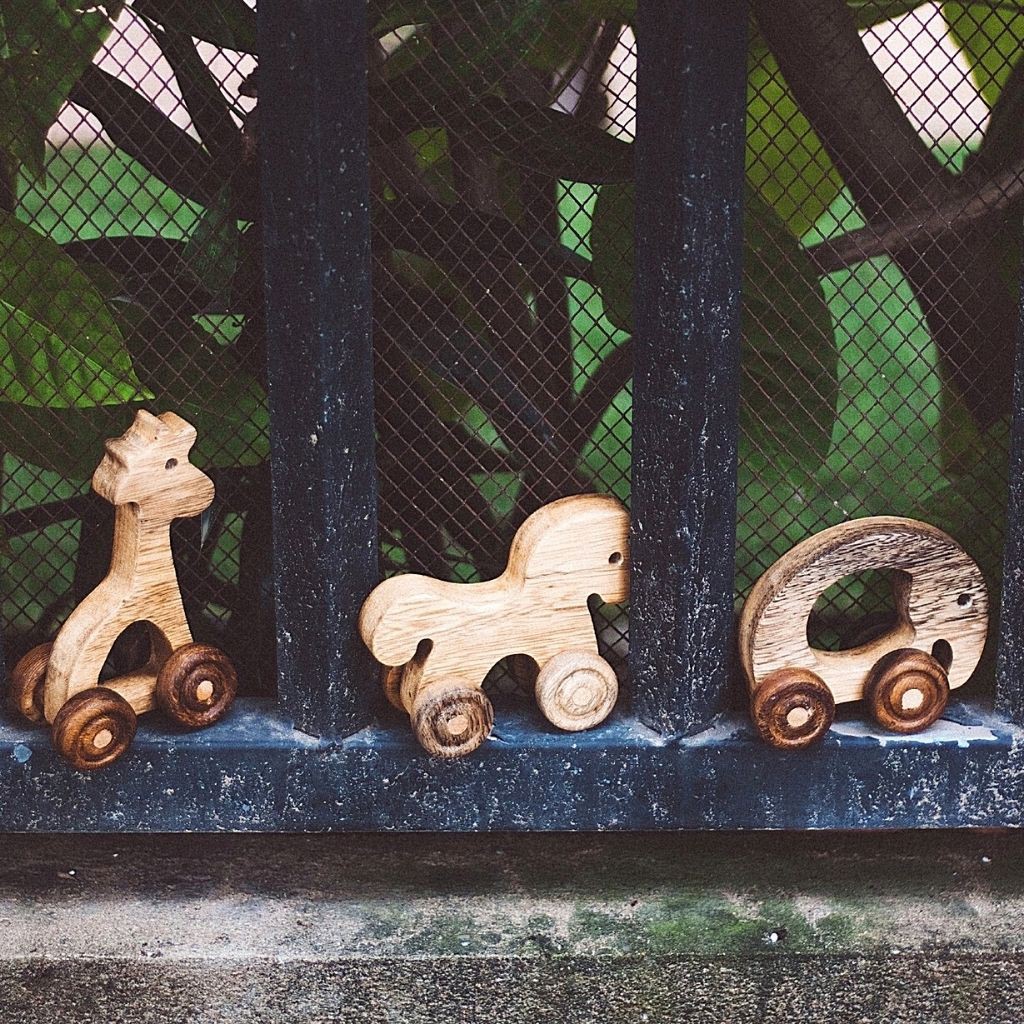 Đồ chơi gỗ Những con vật tinh nghịch di chuyển bằng 4 bánh linh hoạt.