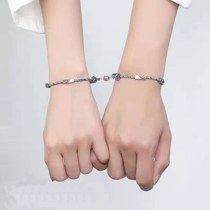 Một đôi vòng đeo tay nam nữ đan dây xinh xắn