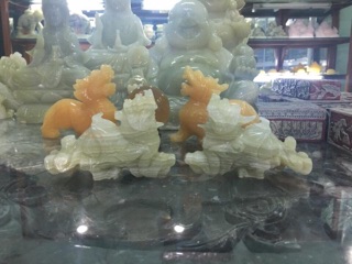 Tỳ hưu để bàn làm việc 