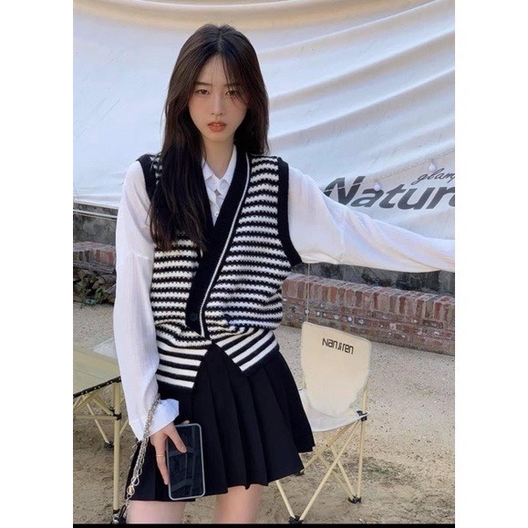 [Ảnh thật/sẵn] Áo gile len kẻ cúc lệch lượn cổ sâu viền kẻ