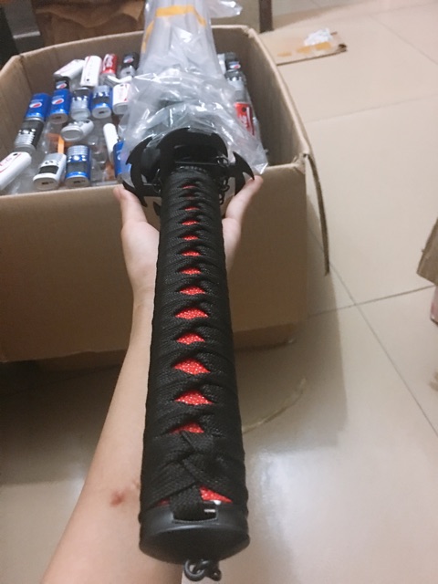 Dù Katana cán bọc kim loại gắn kèm dây xích siêu độc lạ