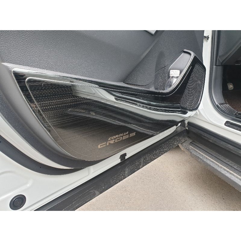 Ốp tapli cửa dành cho Toyota CROSS tặng kèm keo dính 3M hai mặt