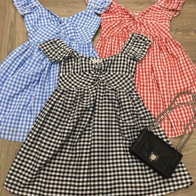 Váy kẻ caro baby lắm ạ . Bầu bí mặc thoải mái chất thô mát. Có hai màu kẻ xanh trắng , đen trắng Free siZe . Đang saleee