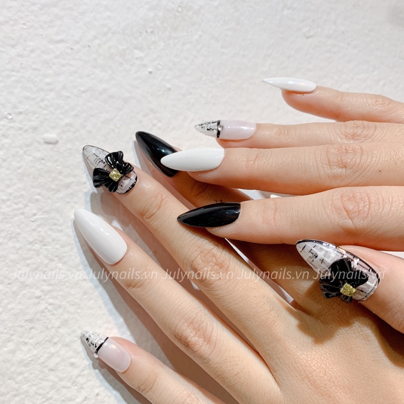 Móng úp thiết kế màu đen đính nơ tròn nhọn sang chảnh kẻ dạ tweet julynails.vn nb116