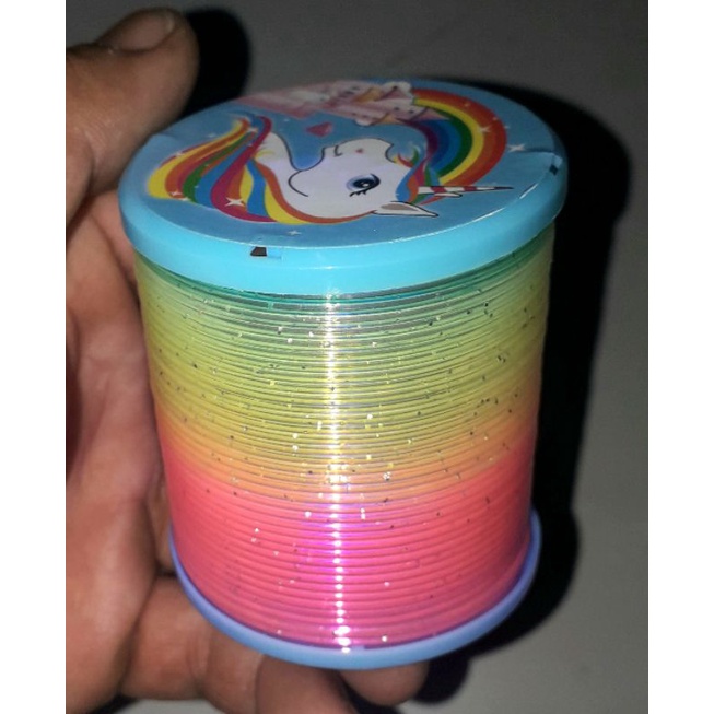 Một cái cầu vòng lò xo có đèn Led nhiều màu sắc loại 60mm bằng nhựa rất đẹp