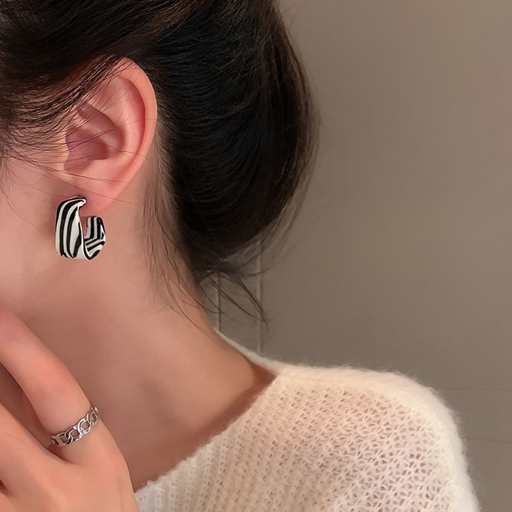 Hoa tai hình chữ C in chấm bi kiểu Hàn sành điệu cho nữ