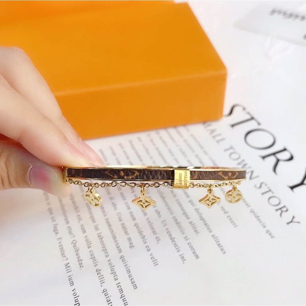 Vòng Tay Louis Vuitton Bằng Thép Titan Họa Tiết LV Monogram