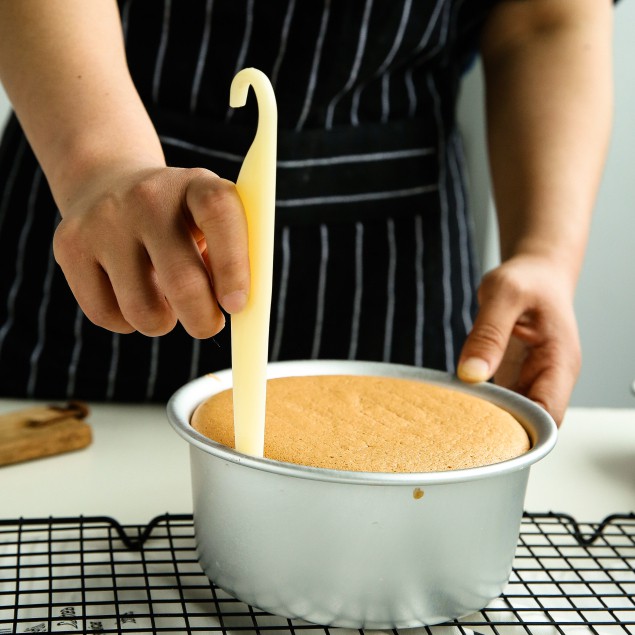 Que nhựa lấy bánh 22cm