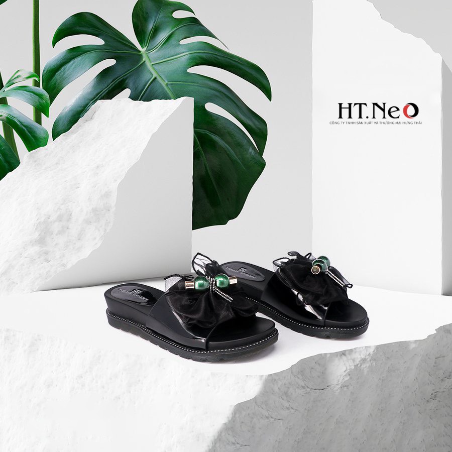 Sandal nữ HT.NEO Thiết kế đế cao su cao 3 cm cùng da mềm mại, viền dép đính đá cùng nơ vải cực xinh SDN100