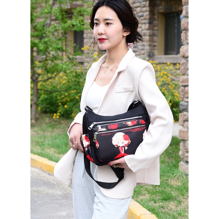 Túi đeo chéo họa tiết nữ, có 7 ngăn tiện lợi chống nước chống mài mòn size 29cm cam kết chất lượng tốt TUI-109