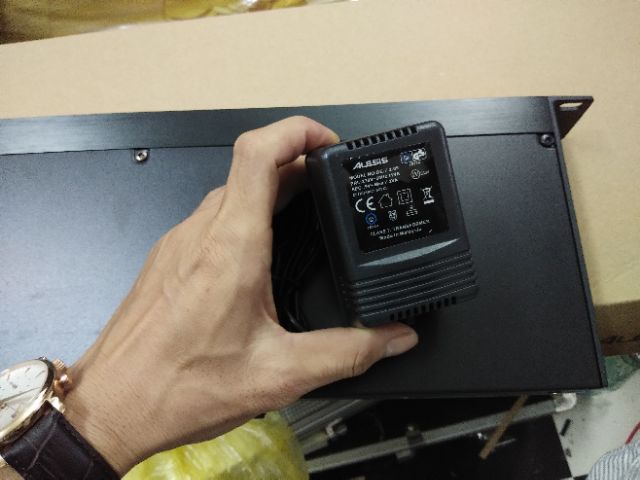 Echo rời Alesis Midiverb4