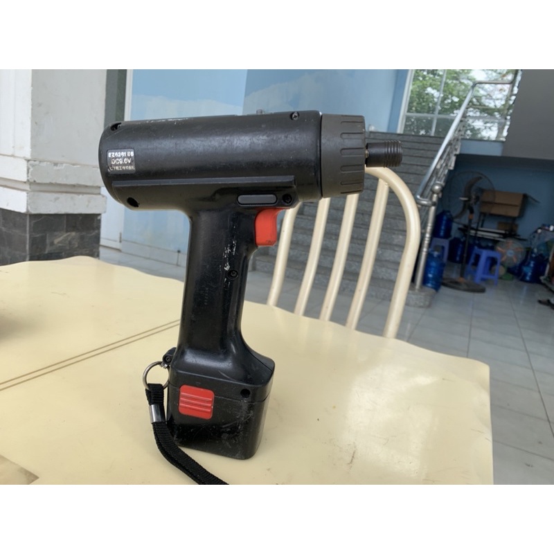 Vặn vít National 9,6v như hình chưa lên pin.