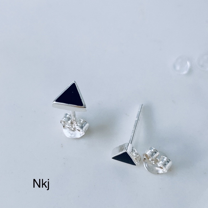 1 CHIẾC NỤ TAI BẠC NAM MÀU ĐEN, HÌNH ĐẦU LÂU, TAM GIÁC, LỤC GIÁC