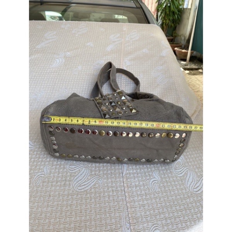 Túi chuẩn si. Túi qua sử dụng. Khách vui lòng xem hình nếu muốn biết thêm thông tin sản phẩm mời khách vô chat. Thanks .