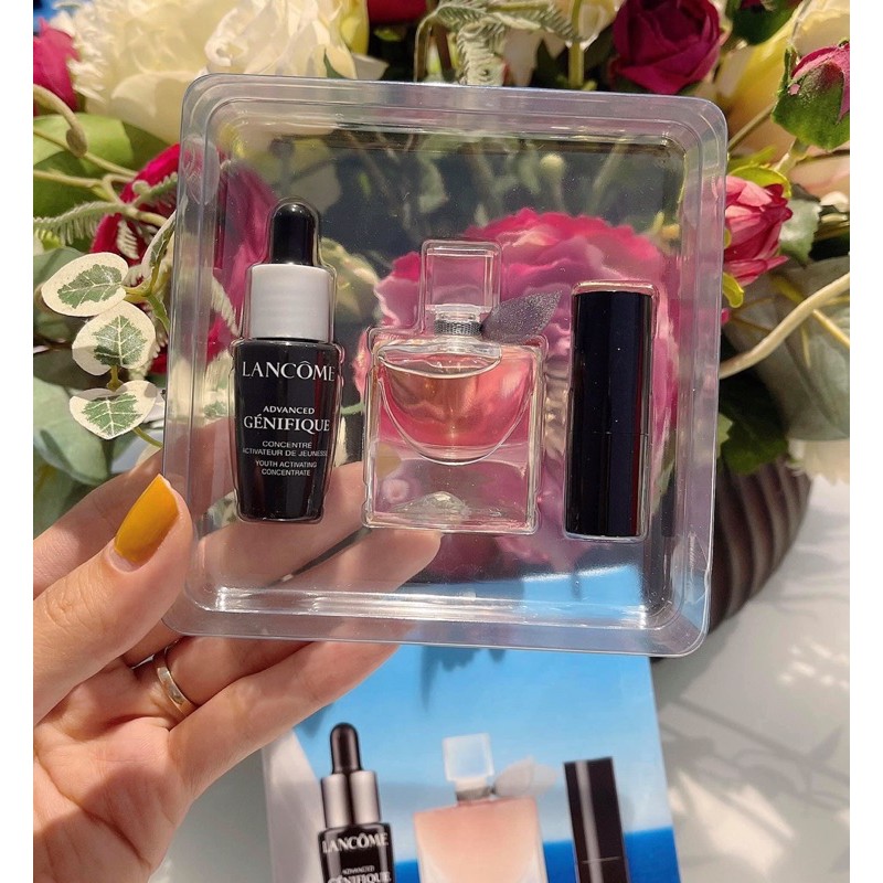 Set Lancome 3 món mini : 1 serum dưỡng ẩm chống lão hoá da. +1 nước hoa mini Lavie Est Belle +1 son Lancome đỏ.