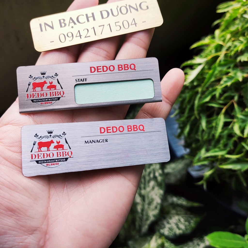 Bảng tên inox bạc xước in uv nổi, in bạch dương