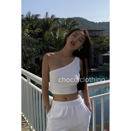 Áo crop không tay lệch vai, chất thun gân co giãn ôm fix.