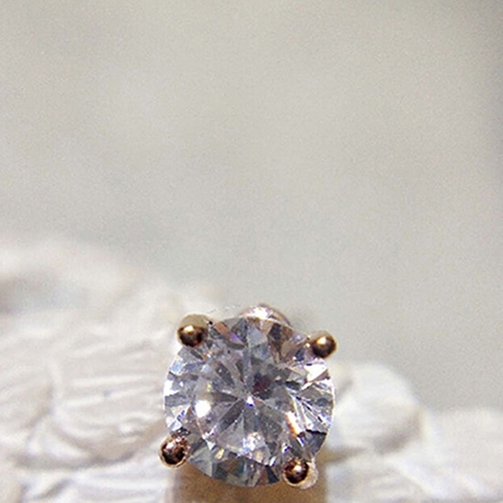 Khuyên tai đính đá thời trang dành cho cả nam và nữ