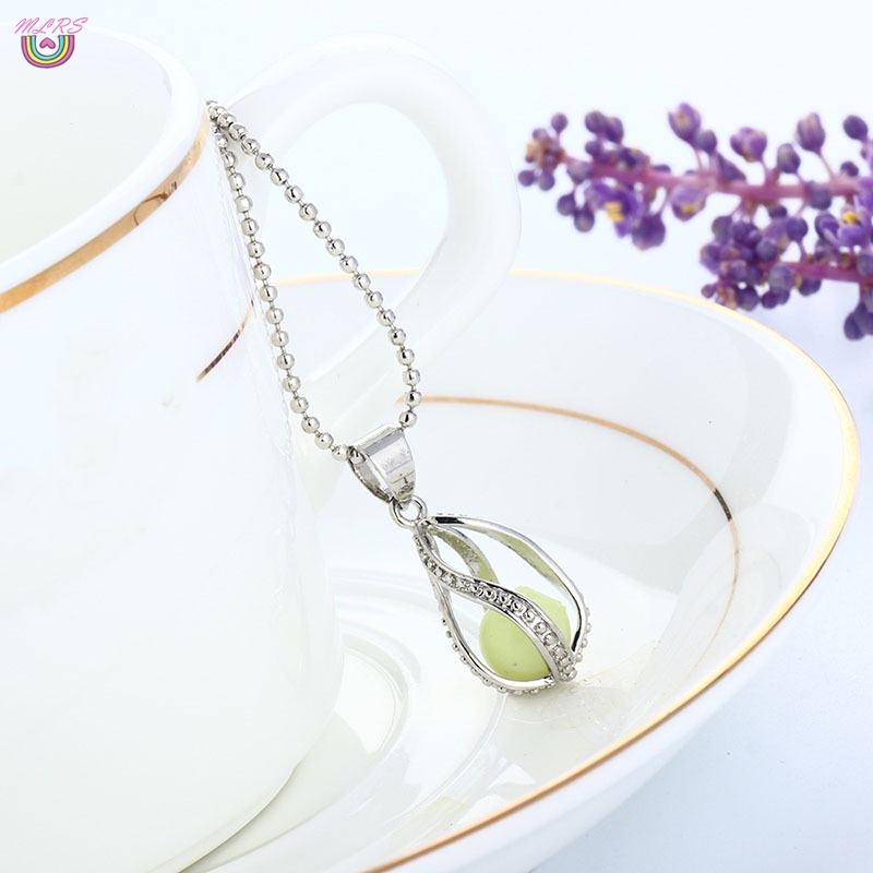 Vòng cổ mặt hình giọt nước phát sáng trong bóng tối lãng mạn