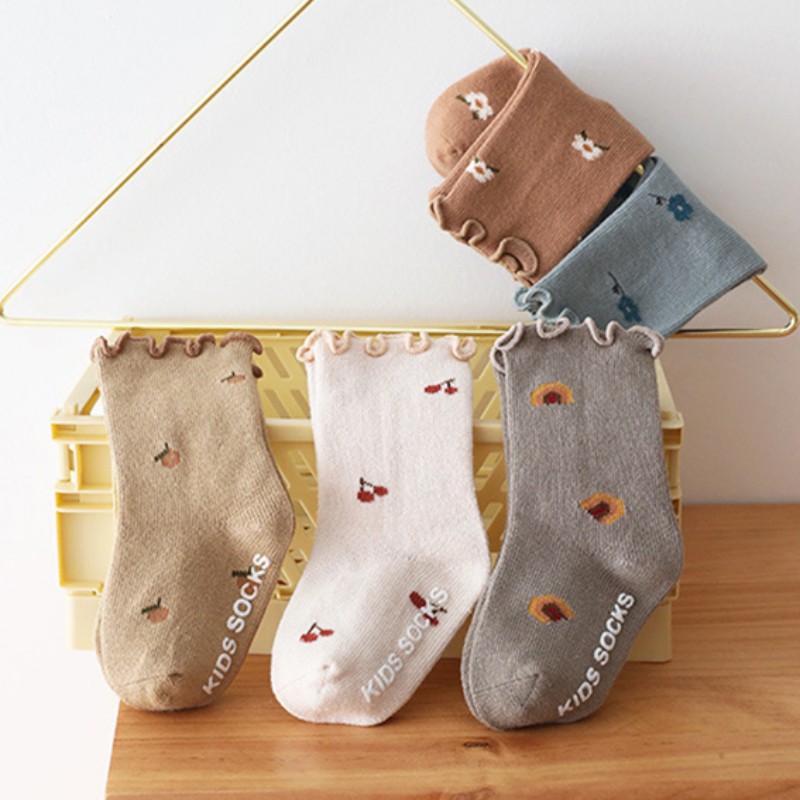 Đôi vớ chống trượt họa tiết hoa đơn giản xinh xắn cho bé