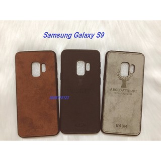 Ốp Lưng Samsung S9 PLus Vân Da Khắc Hình Nai Viền Chỉ (Full Màu)