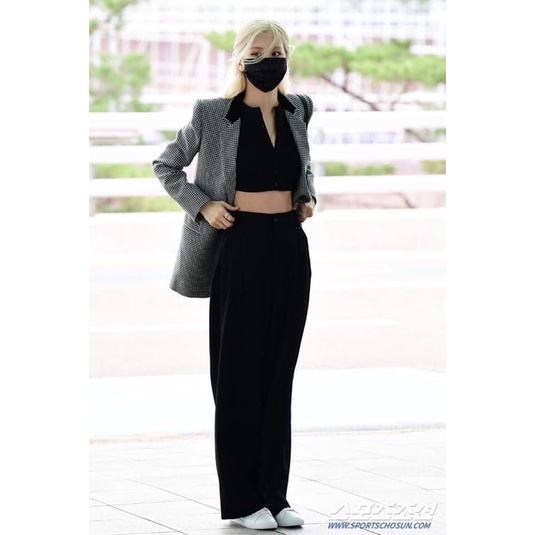 Set áo blazer, croptop len và quần Tây đen ống rộng giống Rosé BLACKPINK