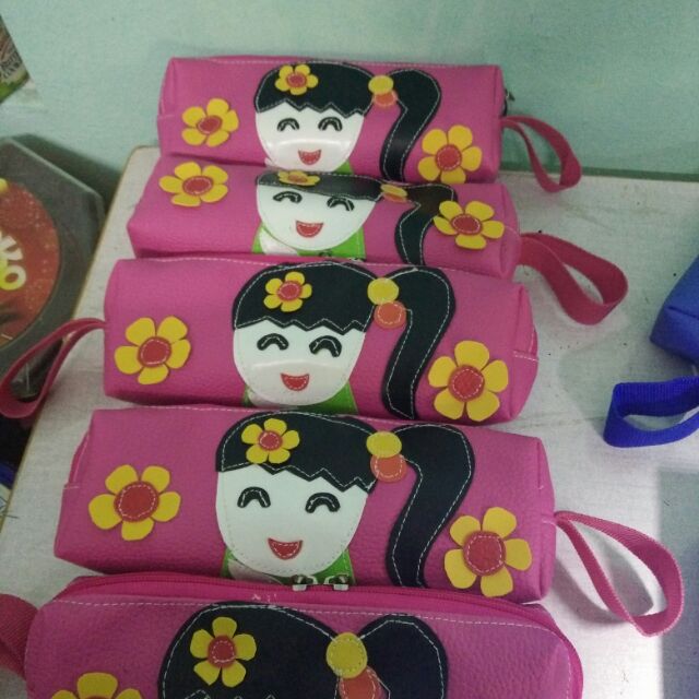 Hộp bút thêu tên và hình