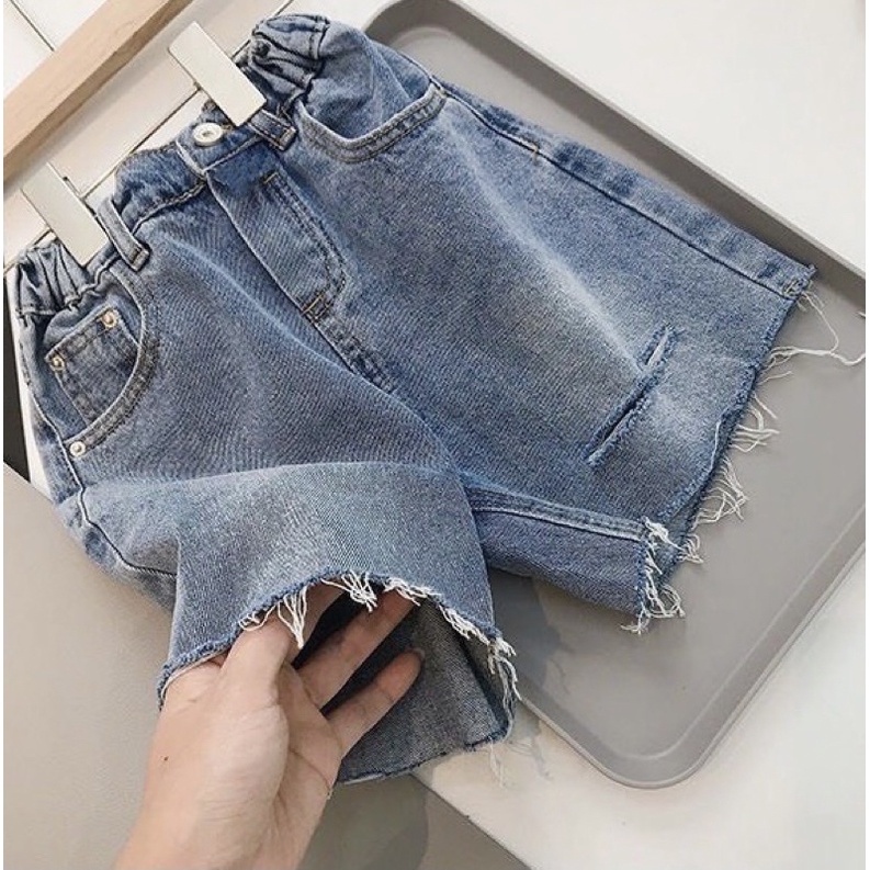 Quần short jean rách gối bé tr