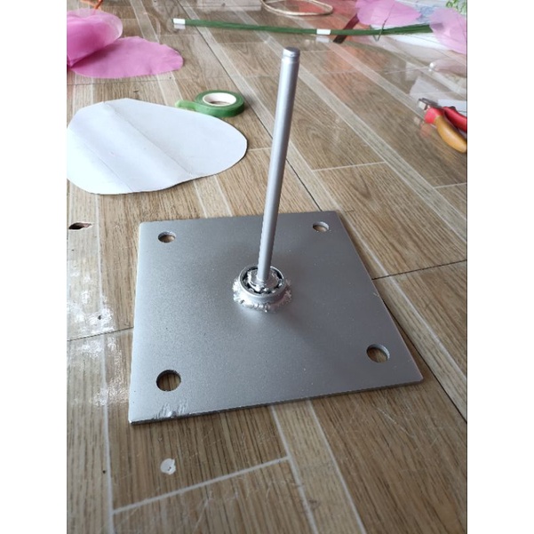 đế cắm hoa khổng lồ bằng sắt