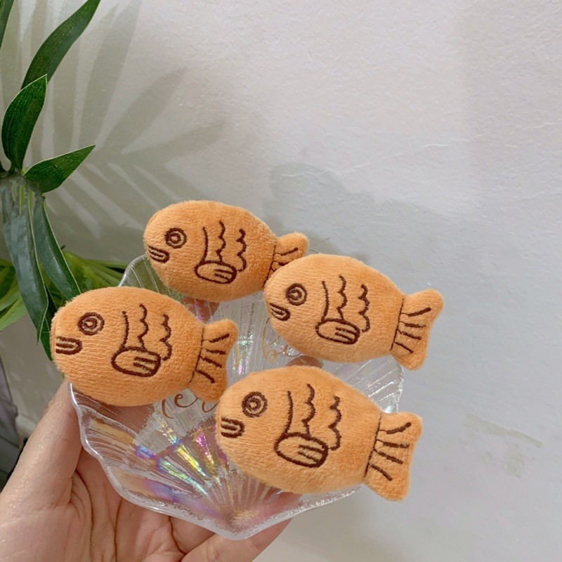 Pin, ghim cài áo, balo hình bánh cá nướng Taiyaki nhồi bông