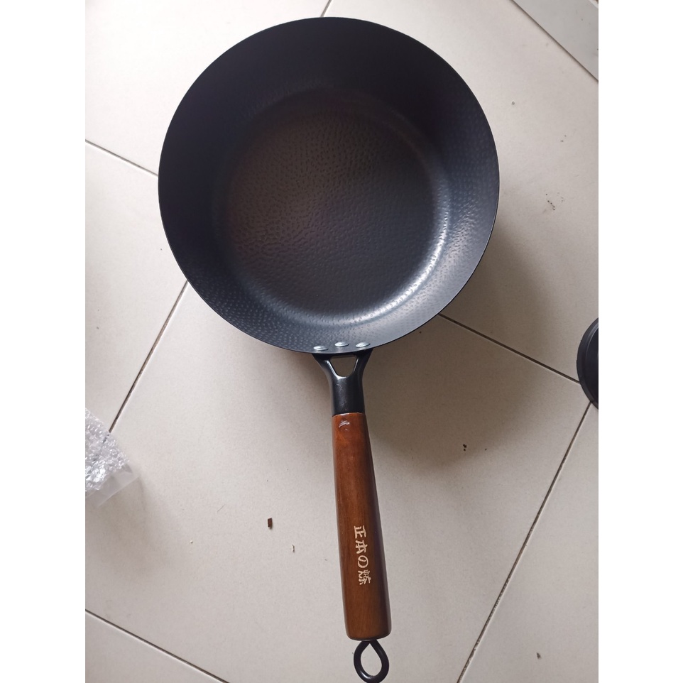 Chảo chống dính , tay cầm bằng gỗ xồi chắn chắn đường kính 28cm TRENDS HOUSE