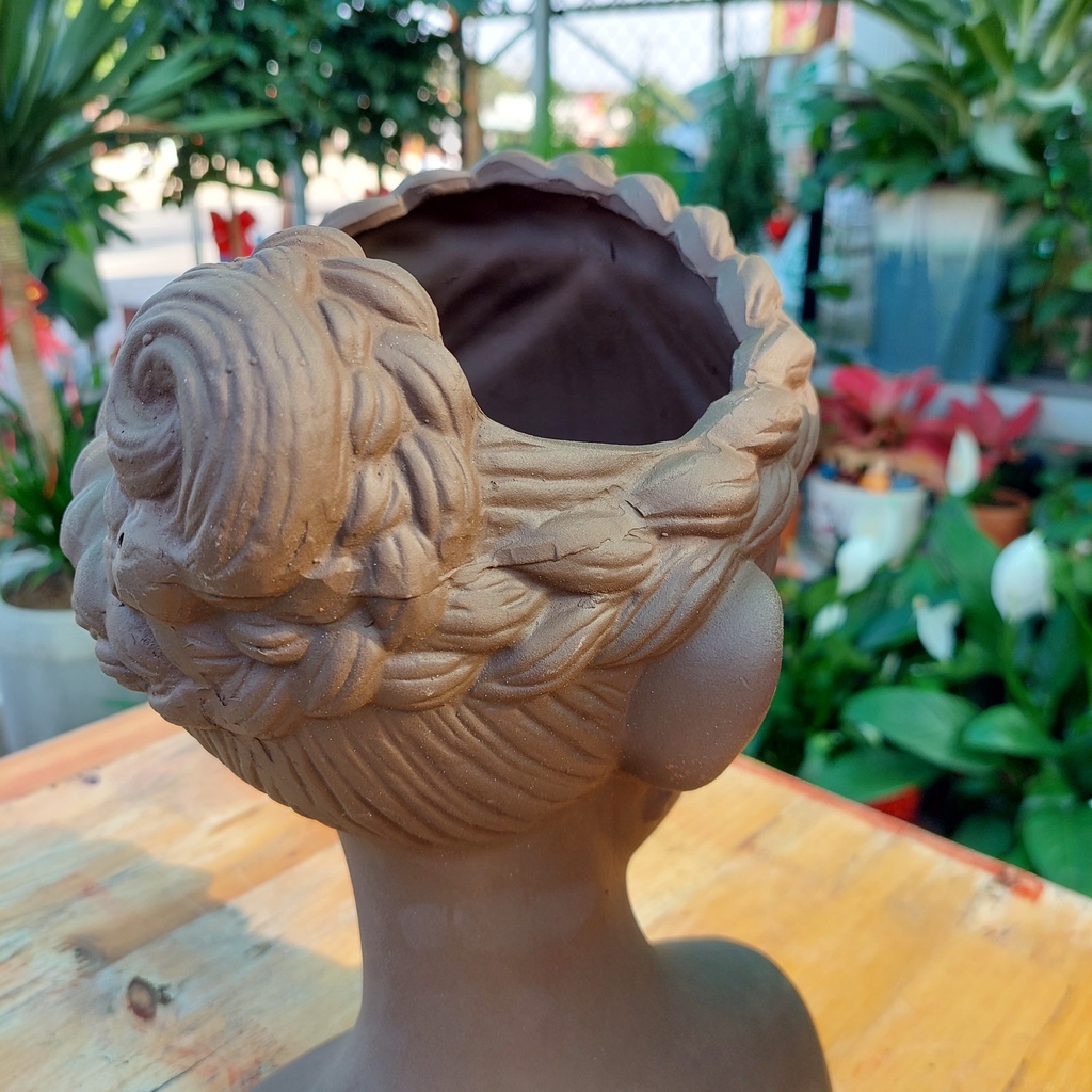 Chậu đất nung, Chậu sen đá - Cô gái bím tóc, miệng chậu 15cm ngang 11cm dọc, chiều cao 26cm