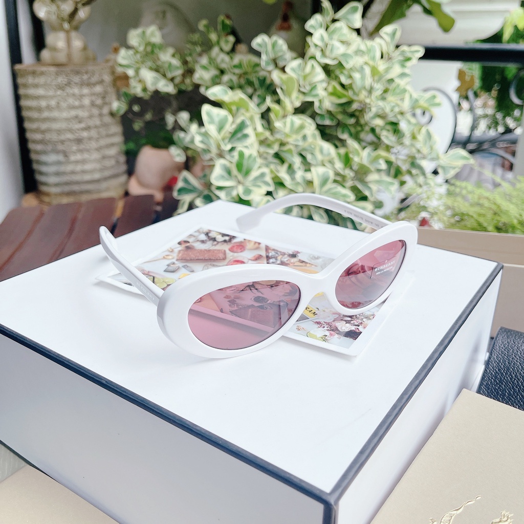 Kính mát Burberry viền trắng, mắt hồng BE4278 300775