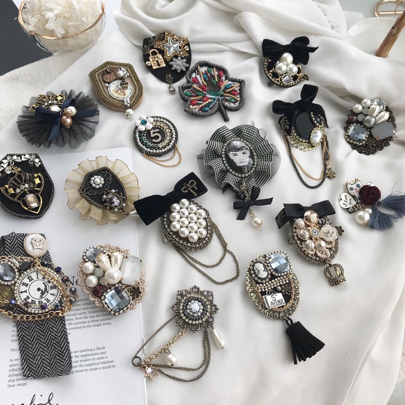 Ghim cài áo hình 5 bông hoa đính ngọc trai sang trọng