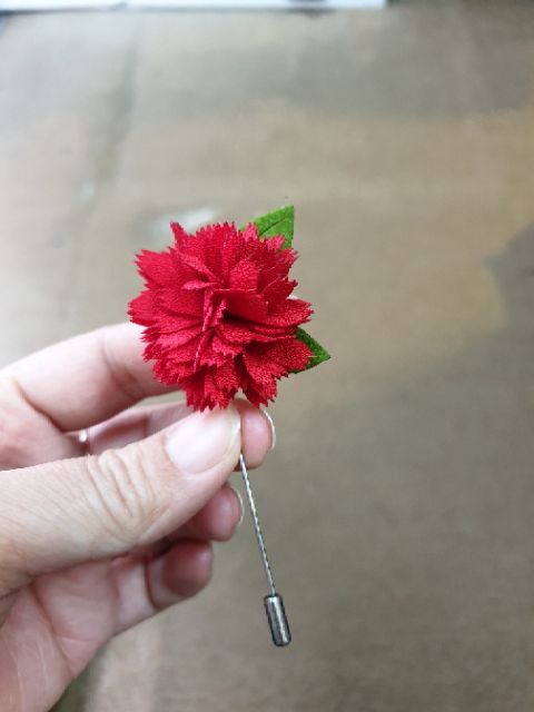Hoa cẩm chướng đỏ cài áo