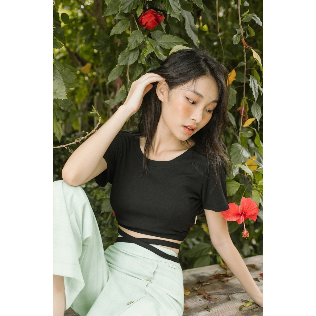 Áo croptop xẻ lưng buộc eo VIENTRAN by Lamer V61R21H017 (nhiều màu)