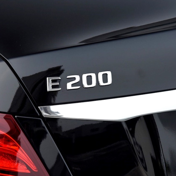 Decal tem chữ E200 dán đuôi xe ô tô
