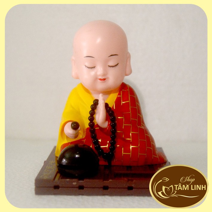 Chú Tiểu Gõ Mõ Tụng Kinh Sử Dụng Năng lượng Mặt Trời