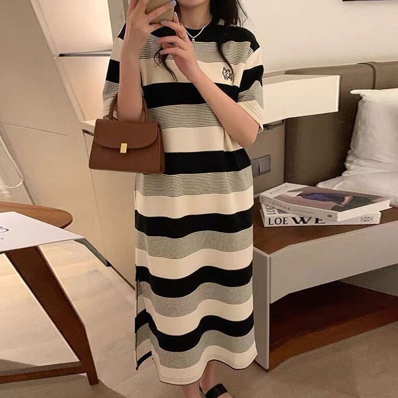 Đầm IELGY mỏng dáng rộng xẻ tà hoạ tiết kẻ sọc cổ điển cho nữ