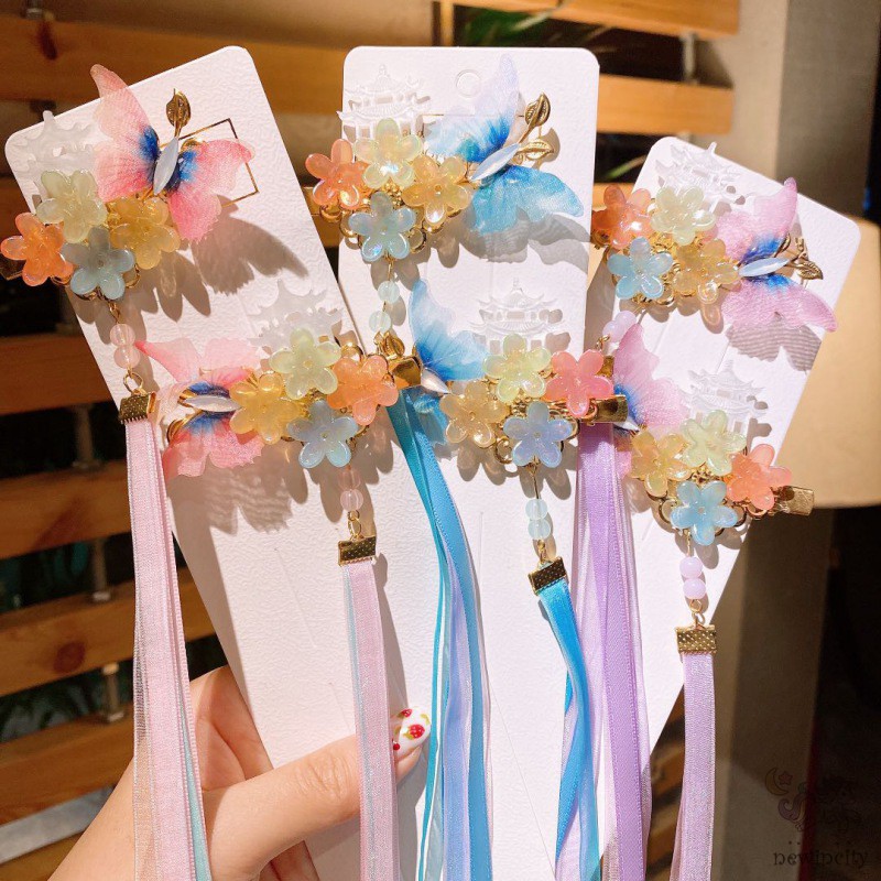 Kẹp tóc phối tua rua phong cách cổ điển cho bé gái