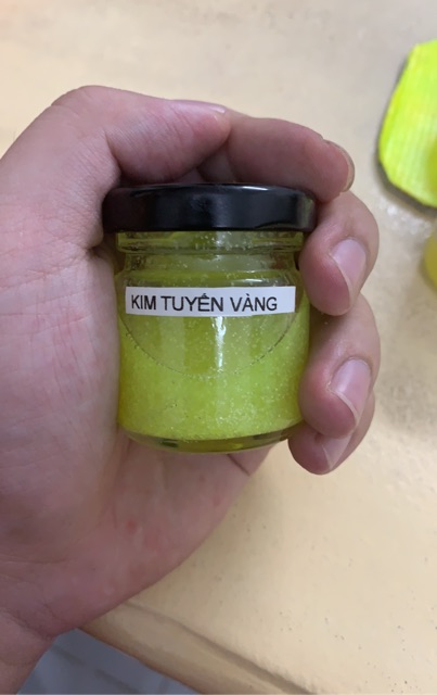 Sơn dạ quang vàng và kim tuyến vàng