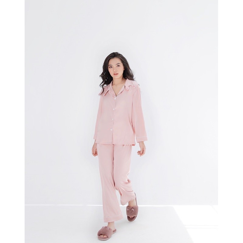 Lilas Blanc Bộ Pijama Lụa Dài Tay Quần Dài Hồng Phối Cổ Thêu Heo