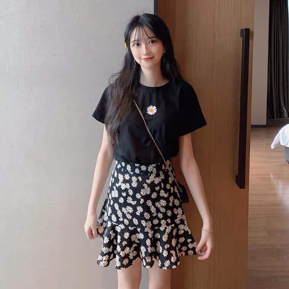 SET BỘ CÚC HOẠ MI CHÂN VÁY VÀ ÁO THUN DAISY TRẮNG ĐEN ULZZANG - CHÂN VÁY ĐUÔI CÁ NGẮN HOA CÚC XOÈ MÀU ĐEN HOT | BigBuy360 - bigbuy360.vn