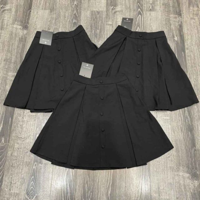 Chân váy dáng xòe cúc bọc dễ thương | BigBuy360 - bigbuy360.vn