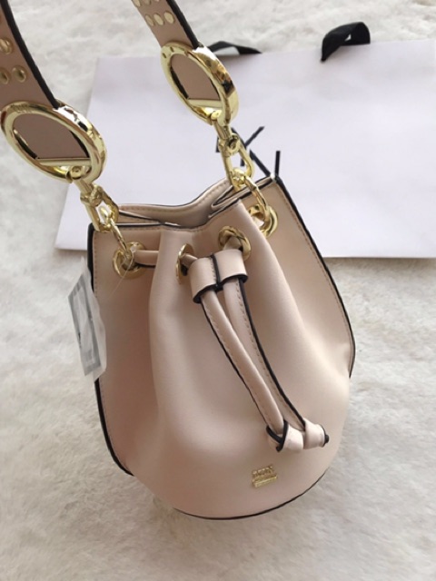 Túi L Y N xuất dư