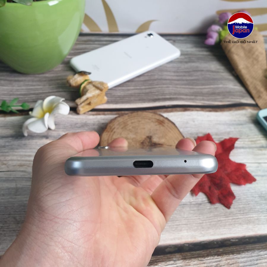 ĐIỆN THOẠI SHARP SHV43- Kim loại nguyên khối, cấu hình cao, chiến liên quân siêu mượt