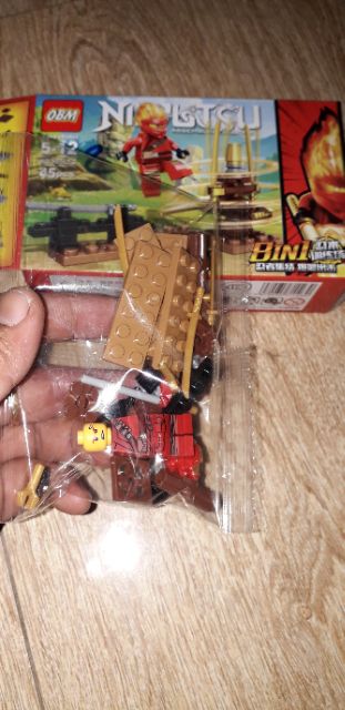 Lắp ráp 1 hộp LegoNinjutsu 99561 có trên 40 chi tiết bằng nhựa ABS