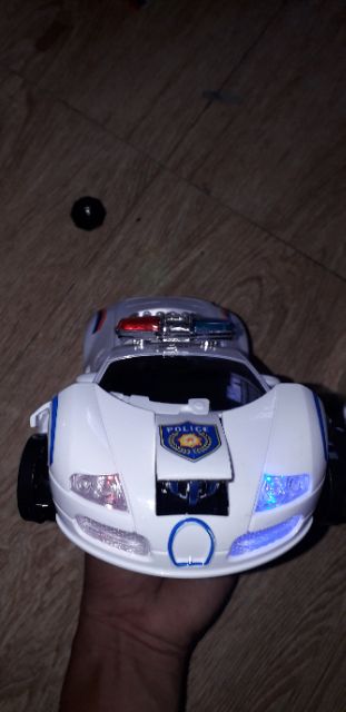 Xe mô hình biến thành robot có nhạc và đèn Led tặng kèm pin