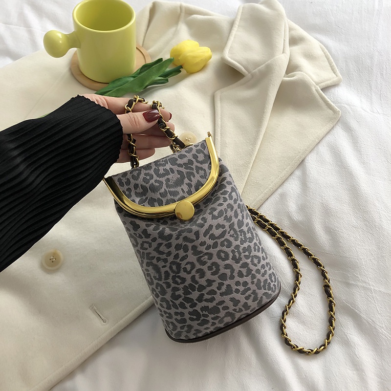 Túi đeo chéo họa tiết da báo thời trang 2021 sành điệu